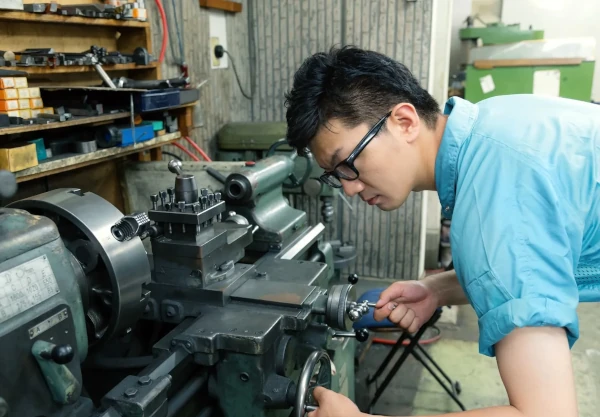 alt=”鉄工場の外国人技能実習生”
